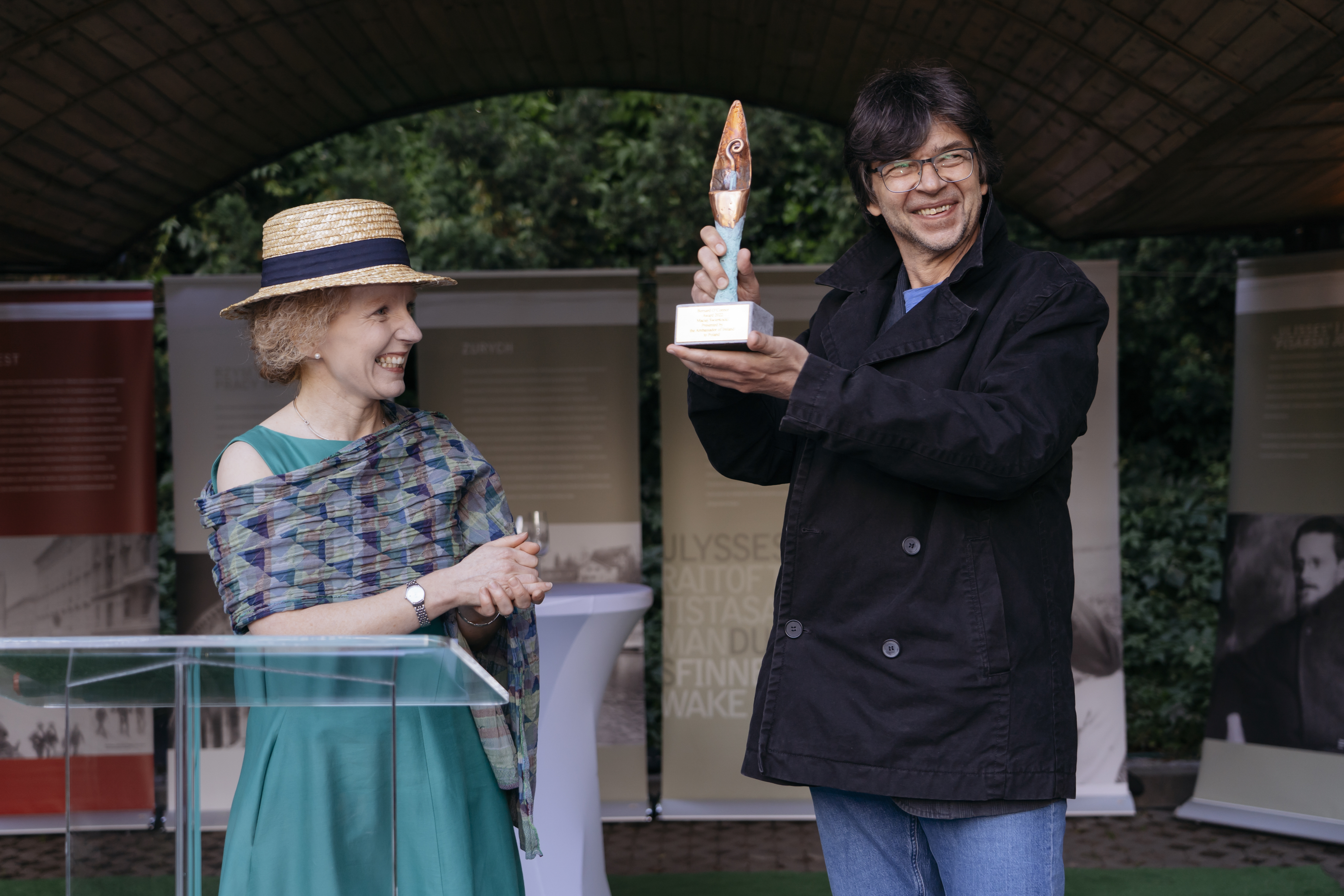 Bernard O’Connor Award 2022 presented to translator Maciej Świerkocki